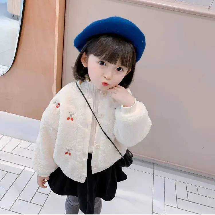 Girls 2024 Winter New Childrens Korean Coat with Thickened Velvet and Fashionable Baby Top Winter Clothes