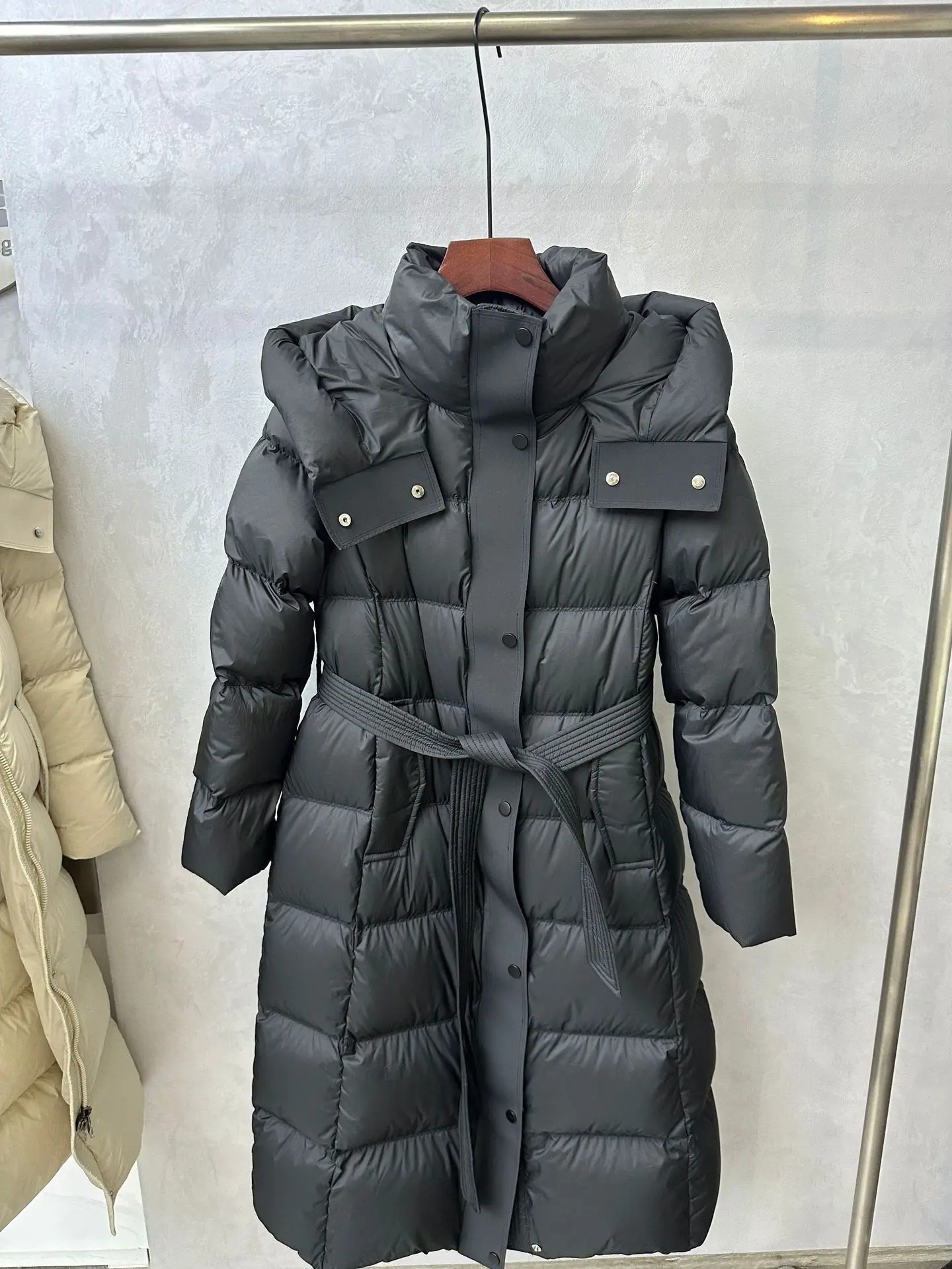 High-end meados de longo fino jaqueta feminina com cinto 2025 novo inverno cor sólida sobre o joelho elegante quente puffer casaco