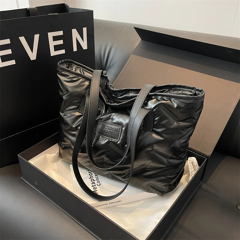 2025 Winter Casual Fashion New Super Cool Large Capacity Shoulder Bags Solid Zipper Sense of Luxury Versatile Women's Tote Bags