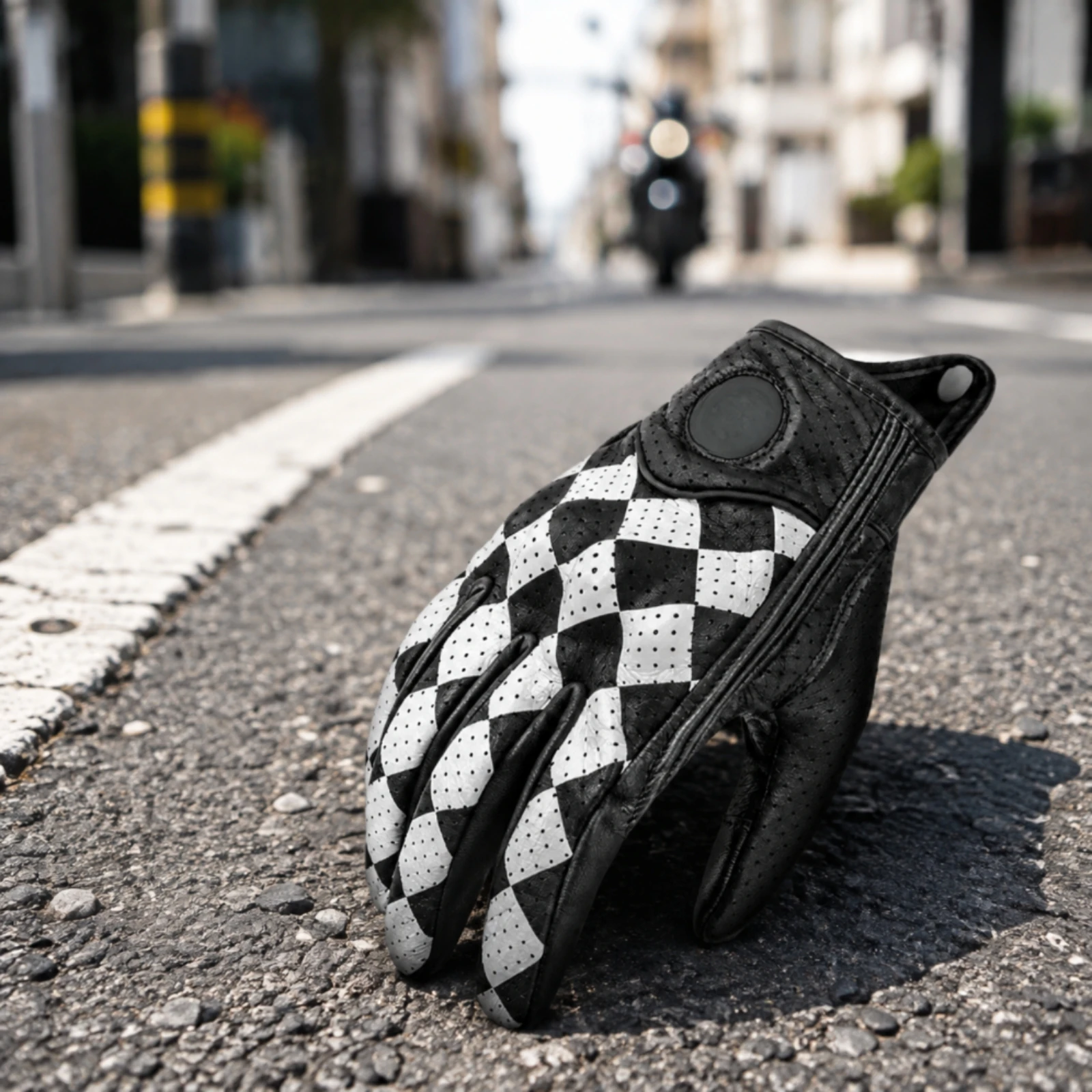 チェッカーボード柄のバイク用グローブ。衝撃に強く、指の関節を保護する構造で、柔軟性も備えています。