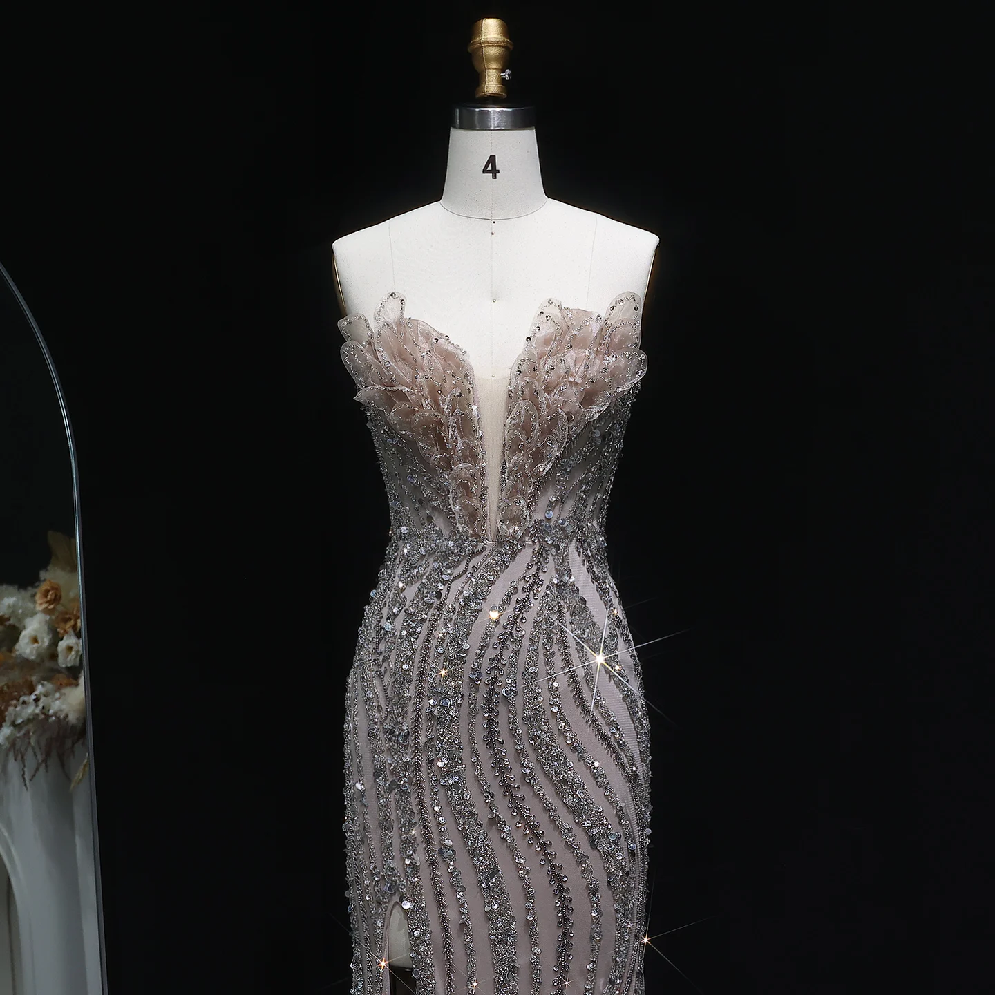 Sharon Said Luxuriöses trägerloses Abendkleid in Karamellfarbe, stark perlenbestickt mit hohem Seitenschlitz, formelle Partykleider für Damen SS133 Maßanfertigung – Detail 5