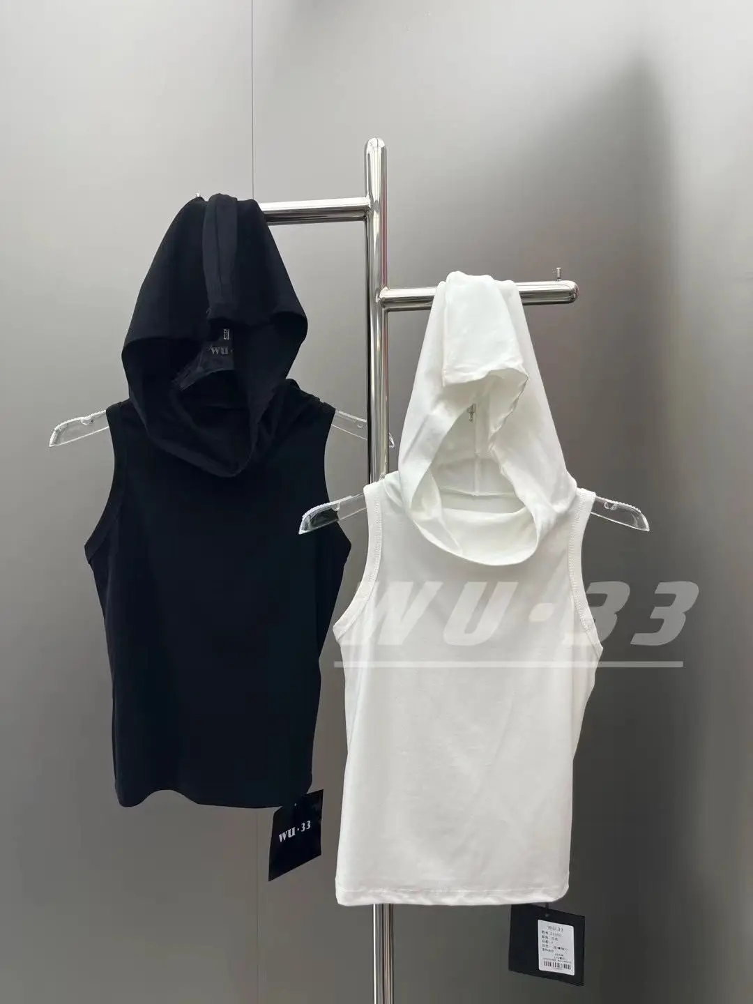 

Summer 2023 New Design Sense White Sleeveless Hooded Slim Fit Vest T-Shirt Top Base For Women