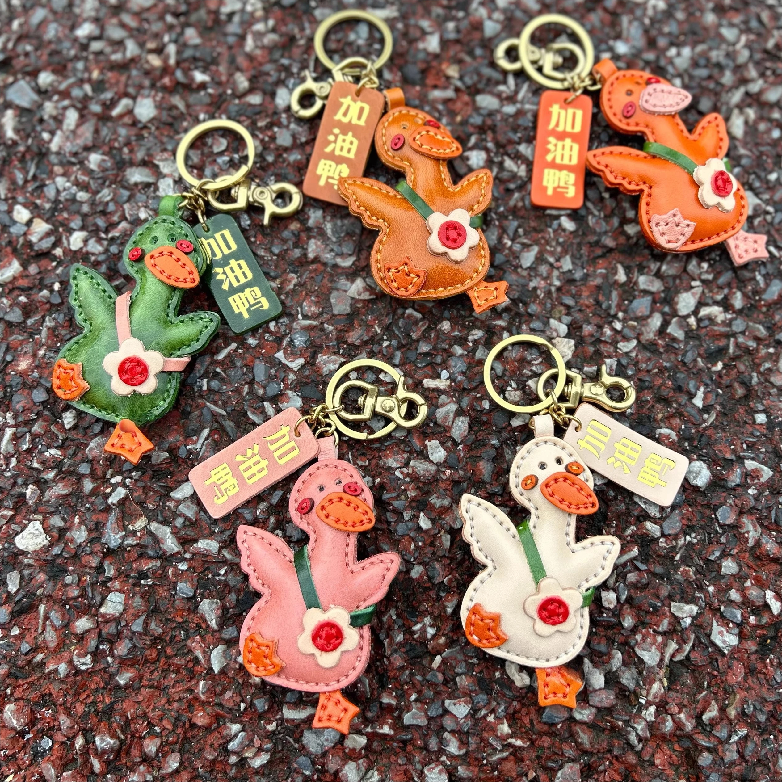 

The first layer of cowhide small yellow duck pendant, cheering duck schoolbag ornament, cute keychain, handmade plant mix cute