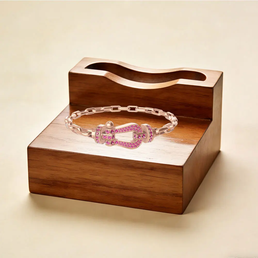 

Цепочный браслет с цветными бриллиантами в форме буквы U и подковы