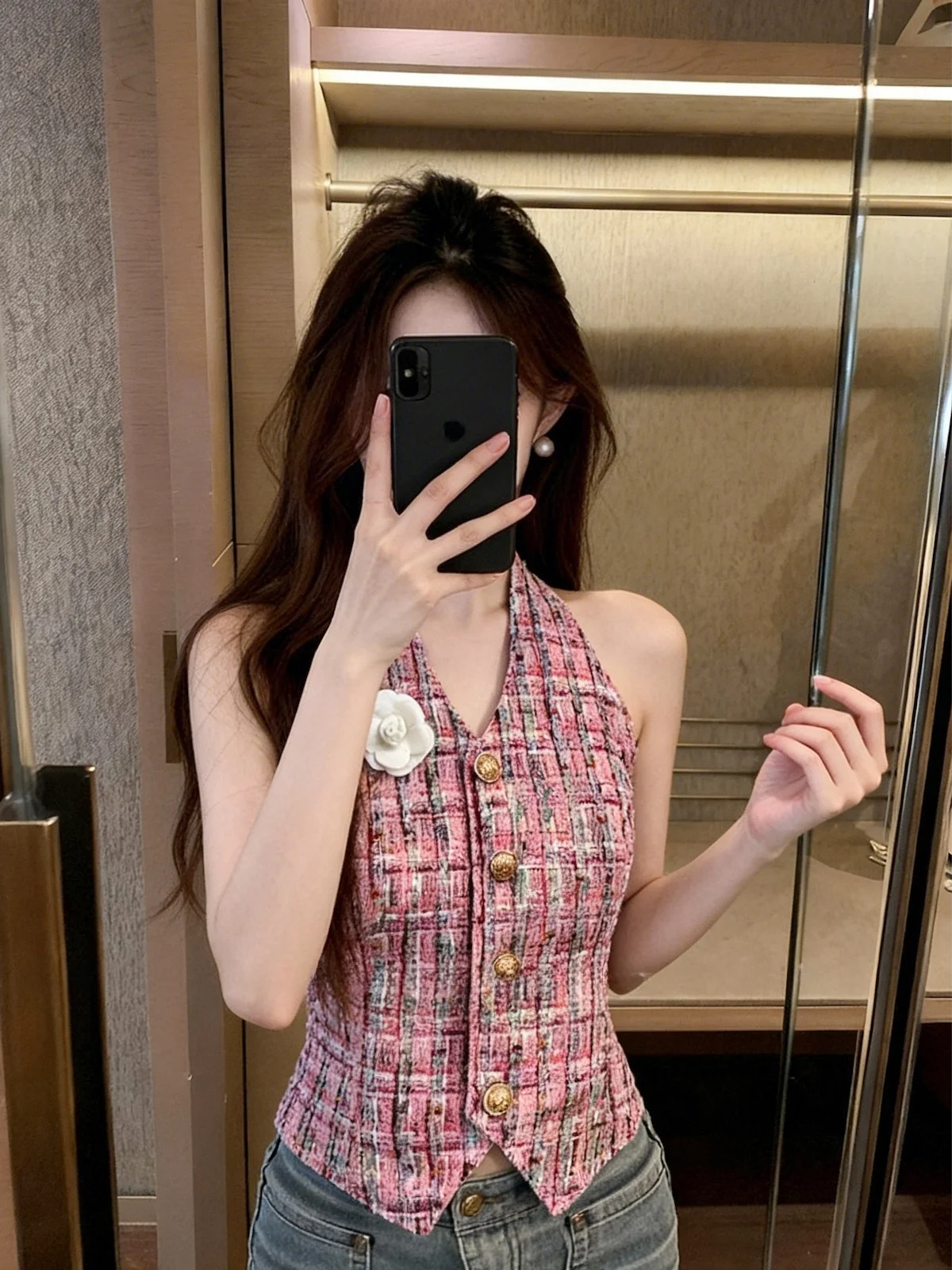 

Новинка лета: Женский укороченный топ-жилет в клетку с металлическим синим декором, создающий ощущение роскоши и изысканности.