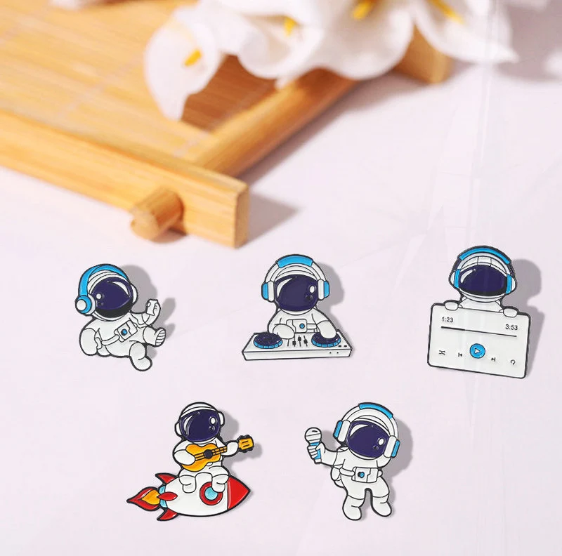 Cantor pino saco crachá infantil dos desenhos animados jóias broche presente para crianças música astronauta esmalte pinos personalizado sonhador guitarra