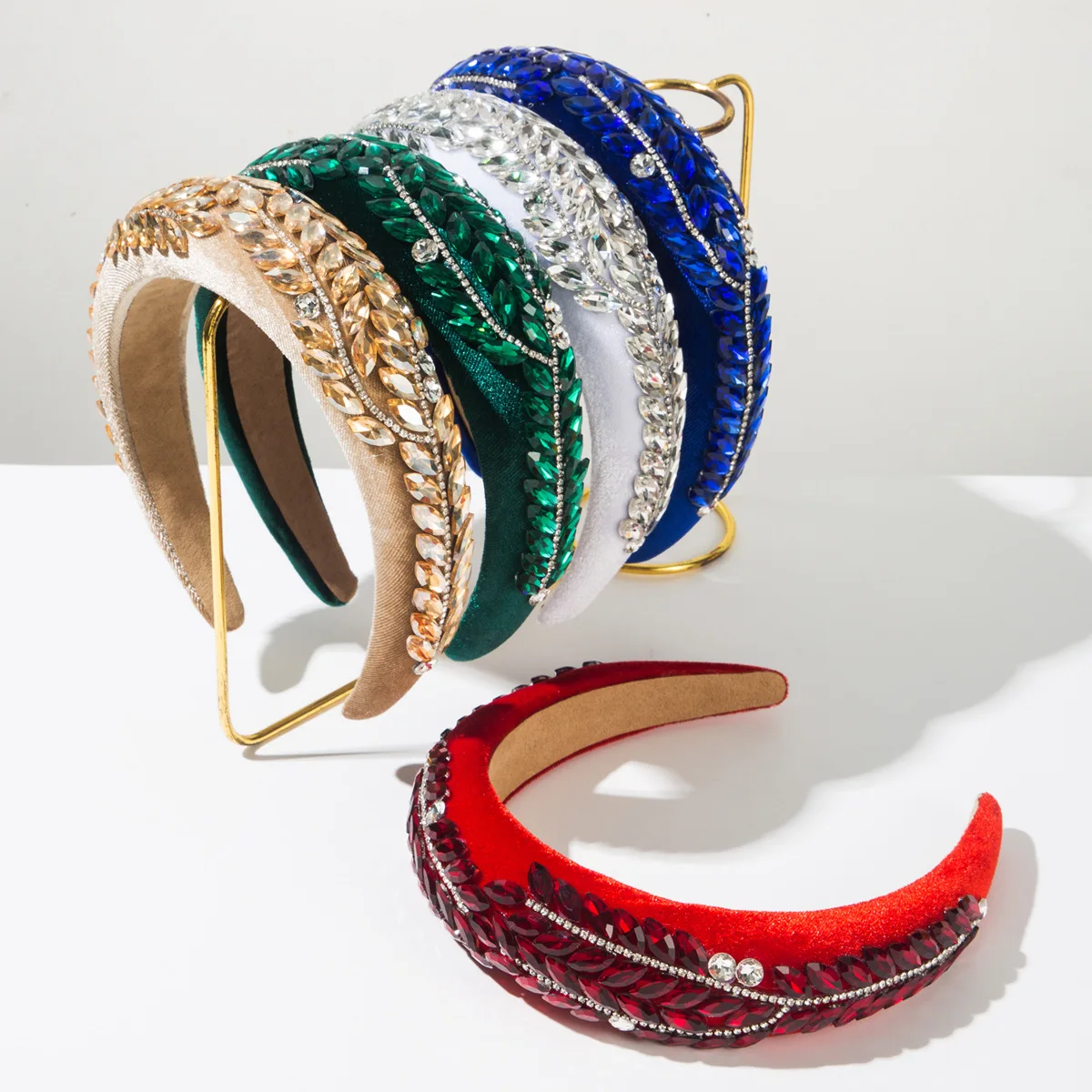 

Ретро-аксессуар для волос в стиле барокко: инкрустированная бриллиантами фланелевая повязка на голову для создания женственного образа, идеально подходит для ужина или бала.