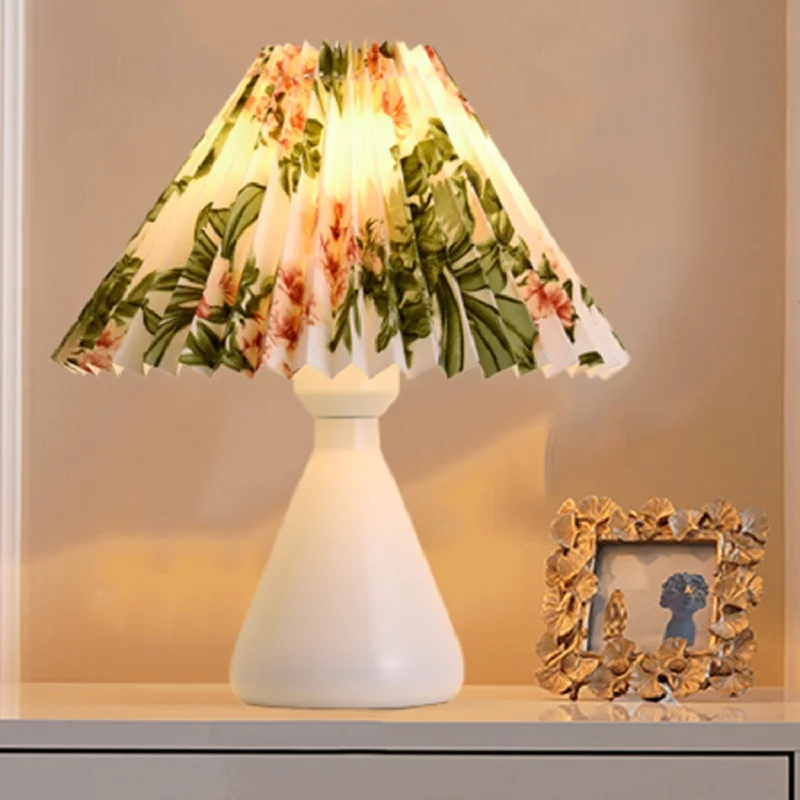 Lampada da tavolo moderna e creativa in tessuto nuovo, colore paralume, piccola lampada da tavolo, studio, camera da letto, soggiorno, ufficio, lampada da scrivania in ferro