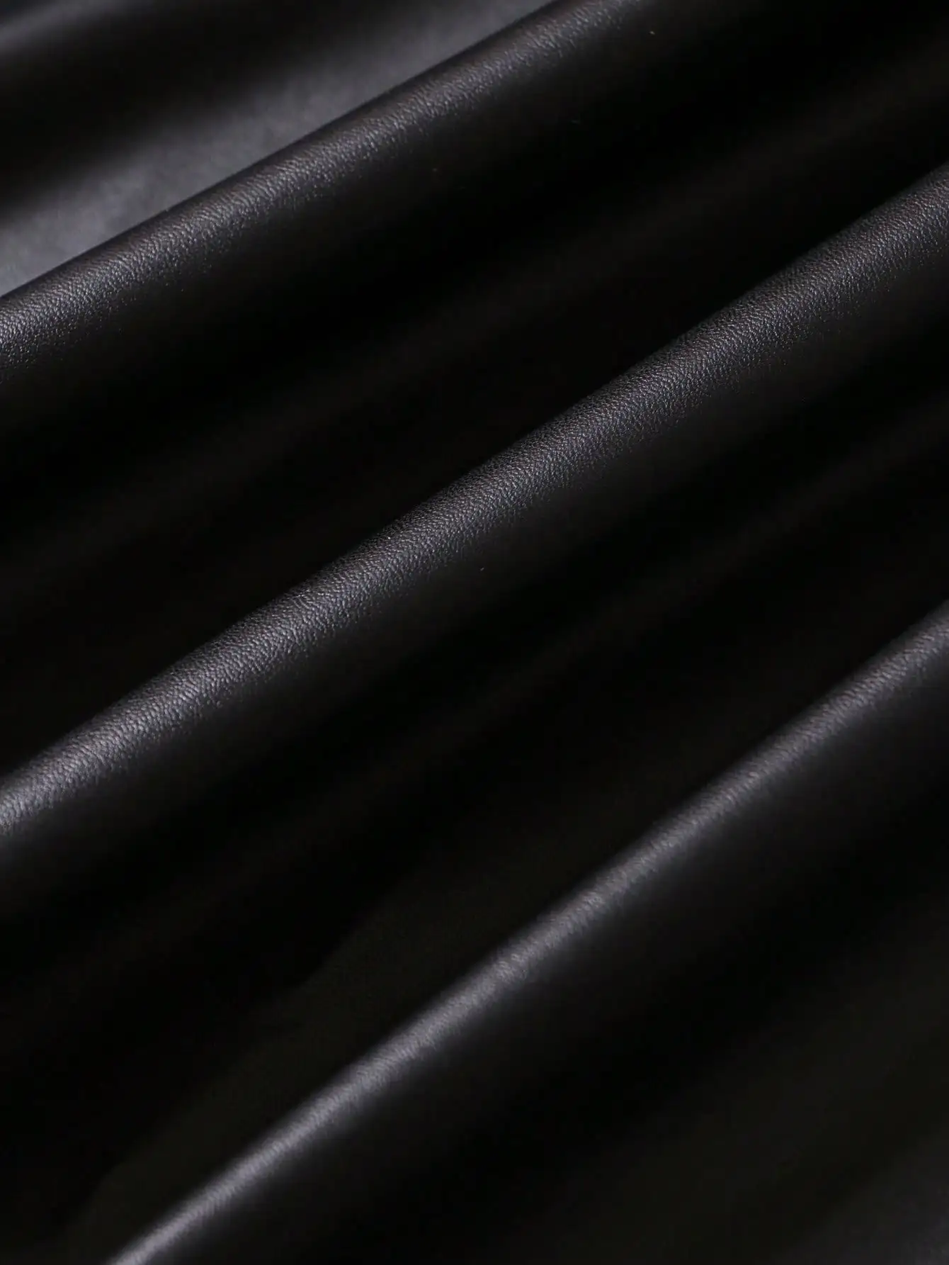 Elegantes, gestricktes Kleid mit langen Ärmeln, knielang, mit Rundhalsausschnitt, Rüschen und Taillenbund für Damen, beliebter Stil. – Detail 7