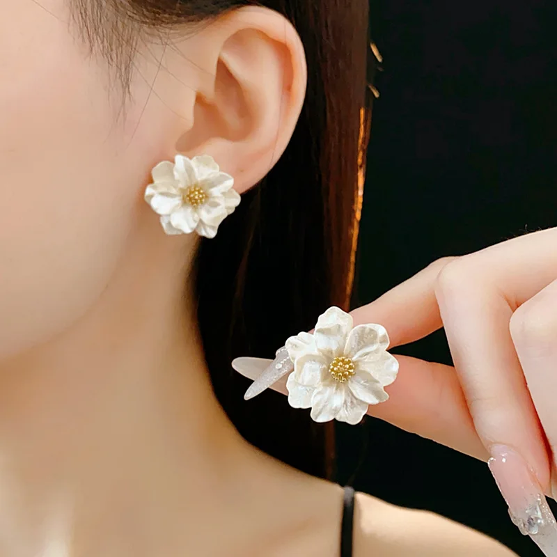 Camellia Flower Stud Earrings for Women Korean Elegant Sweet Transparent Resin Ear Studs Statement Wedding Party Jewelry Gift M1