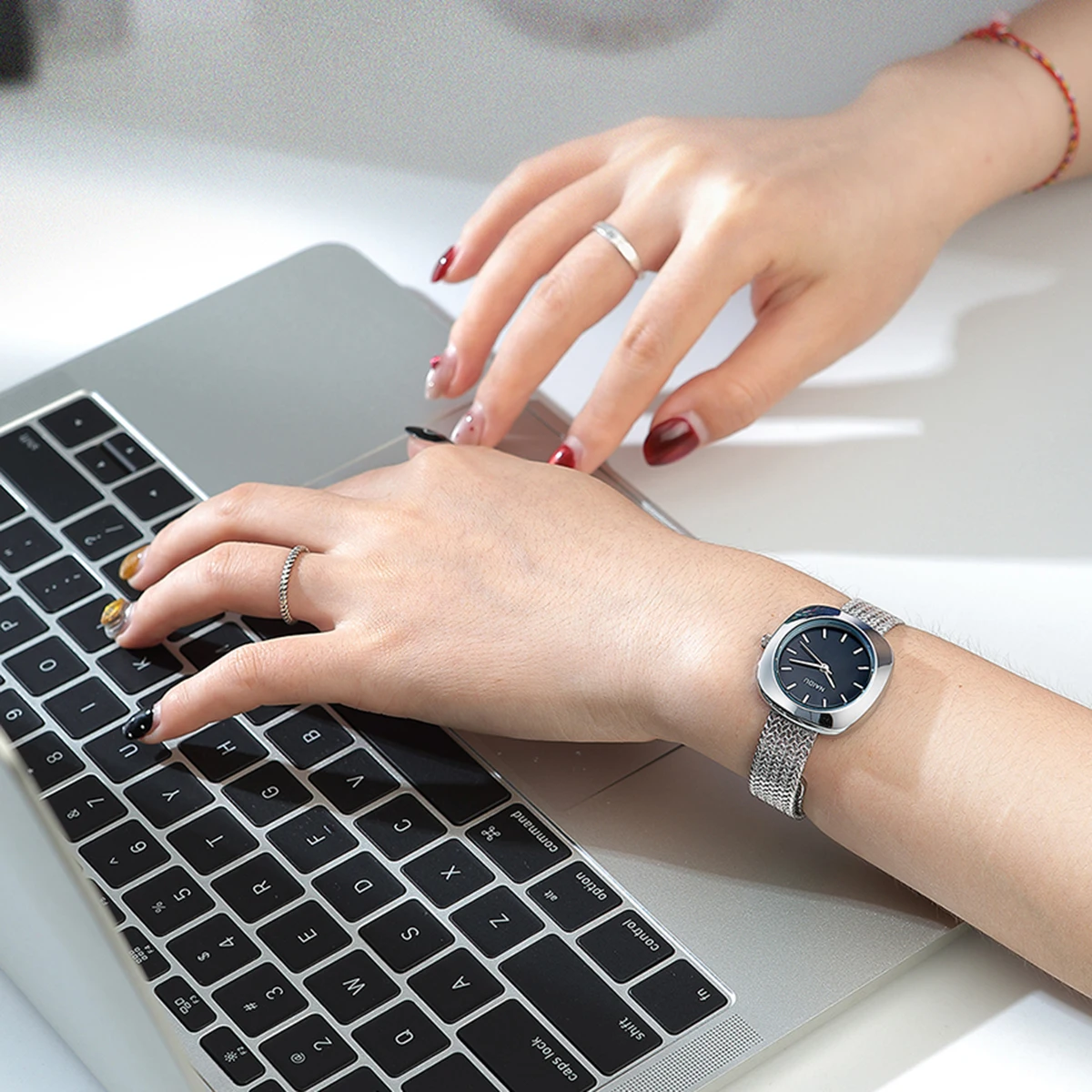 ساعة كاجوال ومتعددة الاستخدامات وبسيطة منسوجة بحزام شبكي من الفولاذ المقاوم للصدأ كوارتز