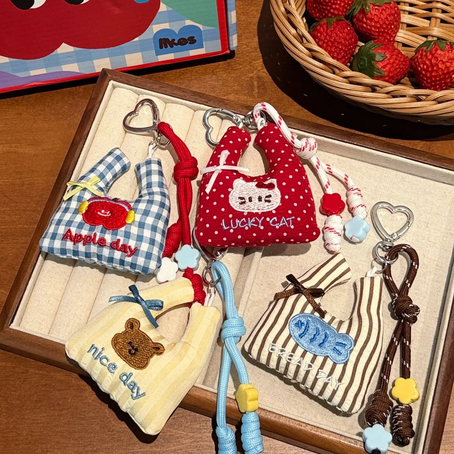 Cartoon Mini Shopping Bag Shape Keychain Cute Bear Kitty Apple Embroidery Fabric Handbag Keyring Backpack Pendant Xmas Gifts