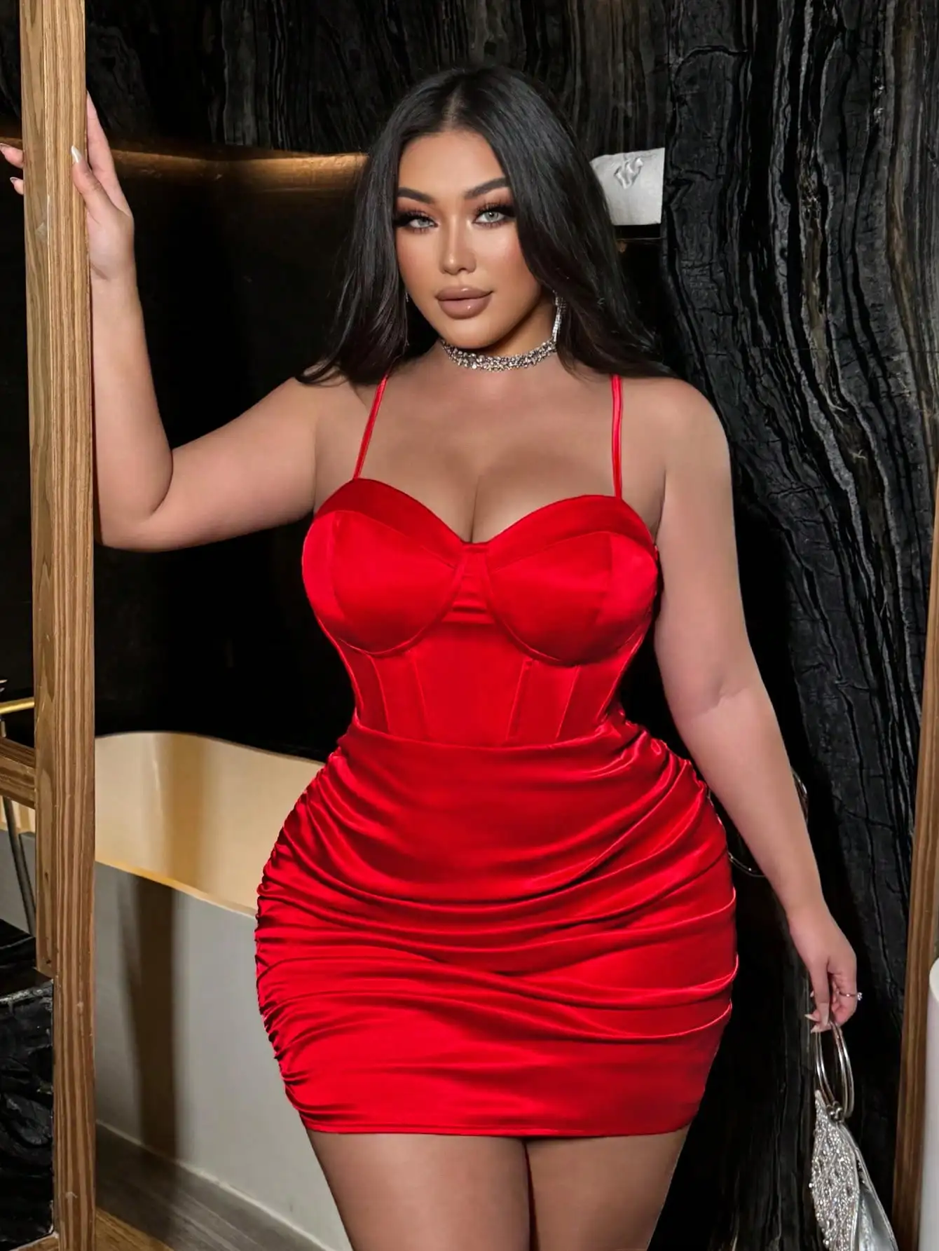 

Красное атласное облегающее платье больших размеров с драпированной юбкой и тонкими бретелями