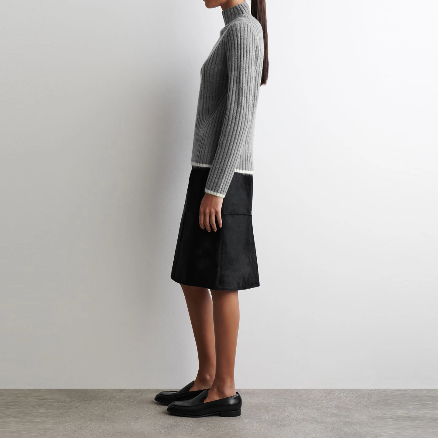 سترة نسائية محبوكة لخريف 2025 جديدة ذات ياقة مدخنة مضلعة قابلة للتنعيم بقصة ضيقة وتصميم مخطط طويل Sve Z