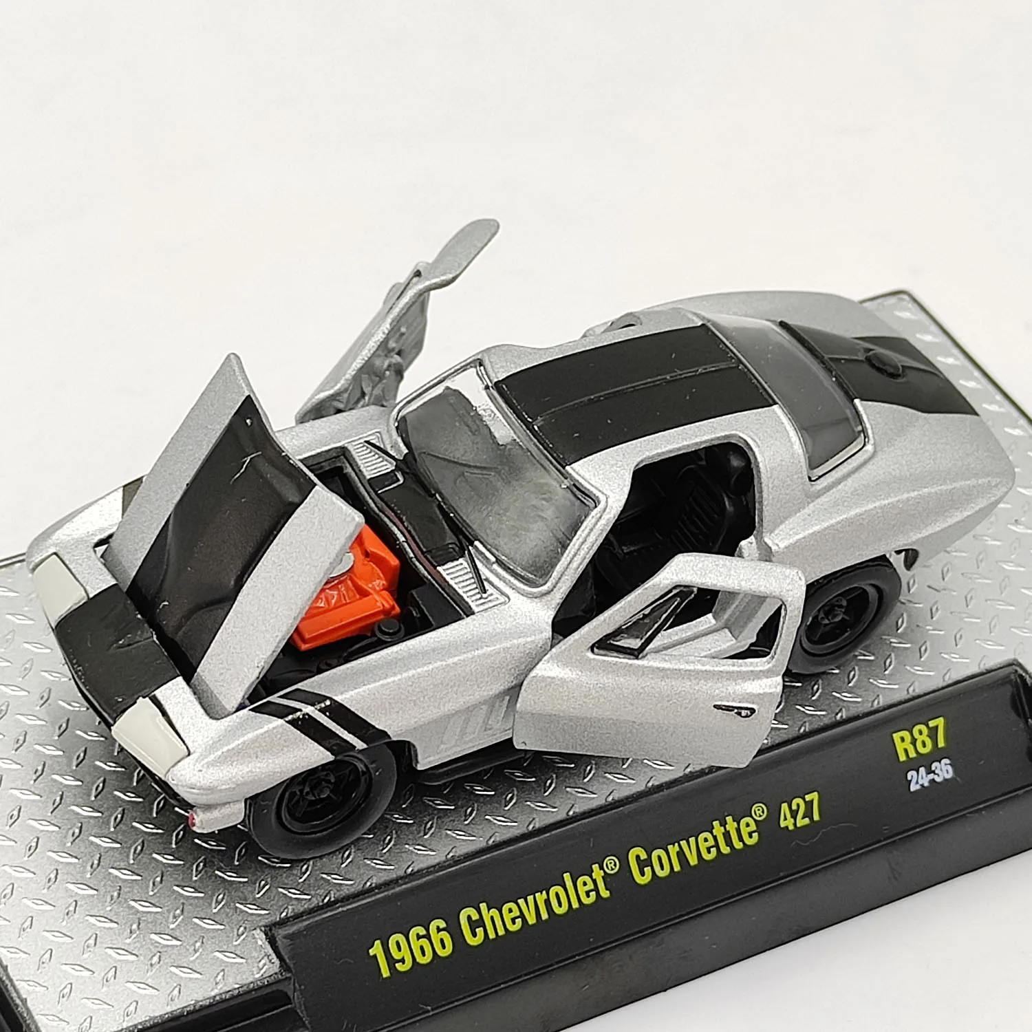 โมเดลรถเหล็กหล่อ M2 สเกล 1/64 ปี 1966 เชฟโรเลต คอร์เวทท์ 427 แบบสามล้อ ทำจากโลหะผสม ของสะสม ของเล่น ของที่ระลึก ของตกแต่ง