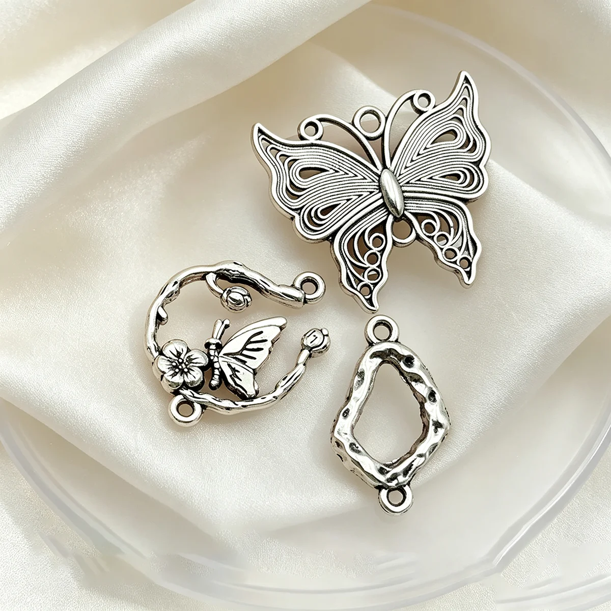 21-Piece Set of Butterfly Diamond-Shaped Frames DIY Handmade Pendants, Featuring Hollow Butterflies, Wreath Butterflies, and Irregular Diamond Shapes, Suitable for DIY Bracelets, Necklaces, Earrings, and Hanging Ornaments, Handmade Beaded Decoration Accessories