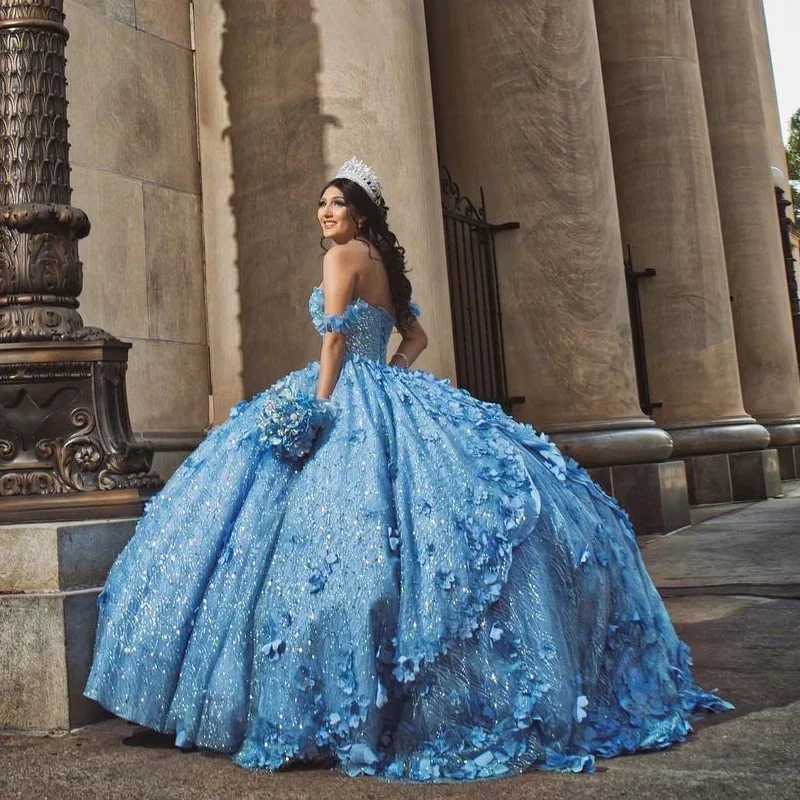 Eleganti abiti Quinceanera blu cielo con spalle scoperte Abito da ballo con perline Fiori 3D Abiti da cerimonia per feste di compleanno Abito dolce 15 16