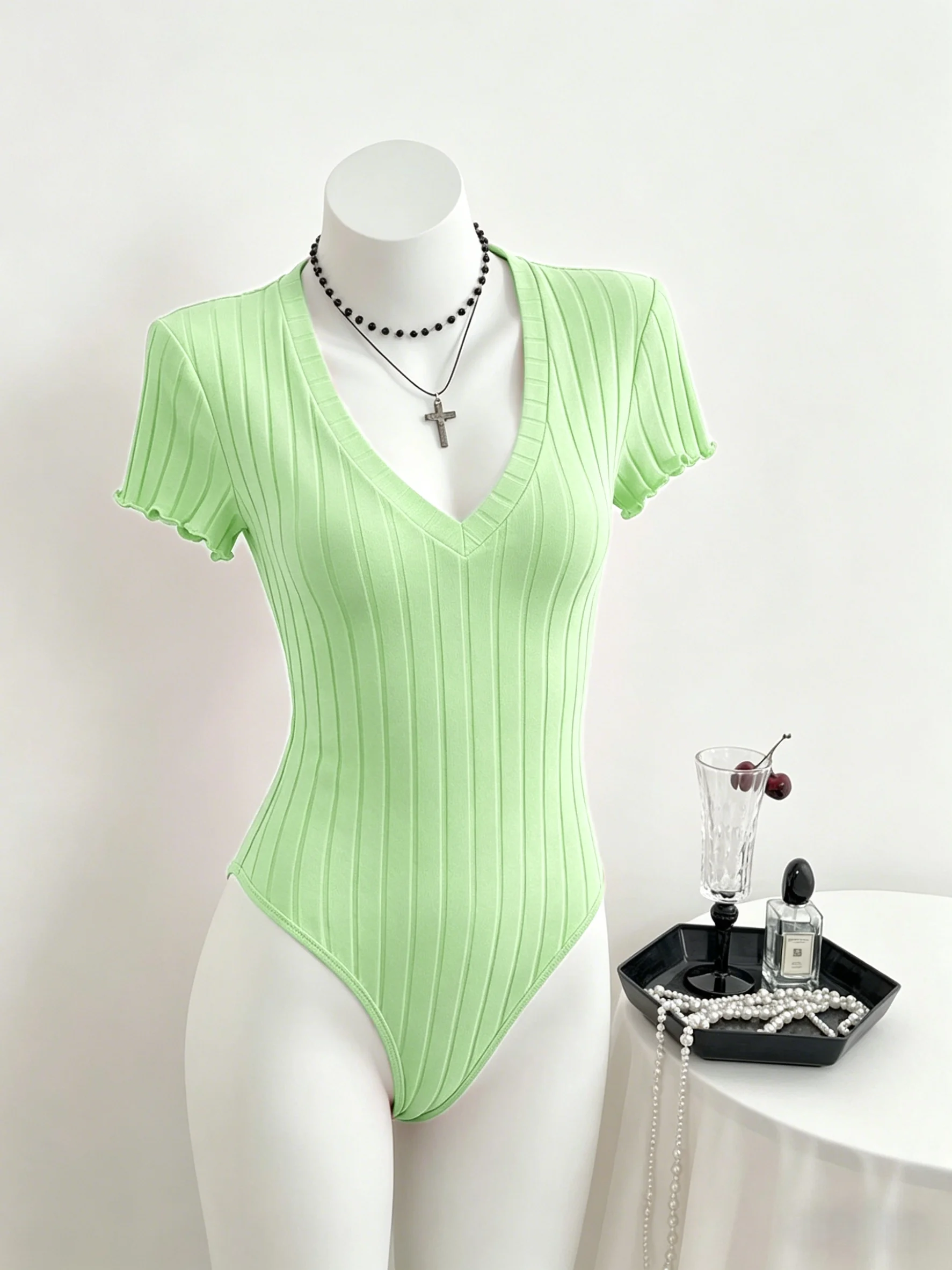 Damen gerippter V-Ausschnitt Kurzarm-Body mit Rüschenärmeln, schmal geschnittener, dehnbarer Strick-Jumpsuit, lässiger Mode-Top für Ausgehzwecke. – Detail 10