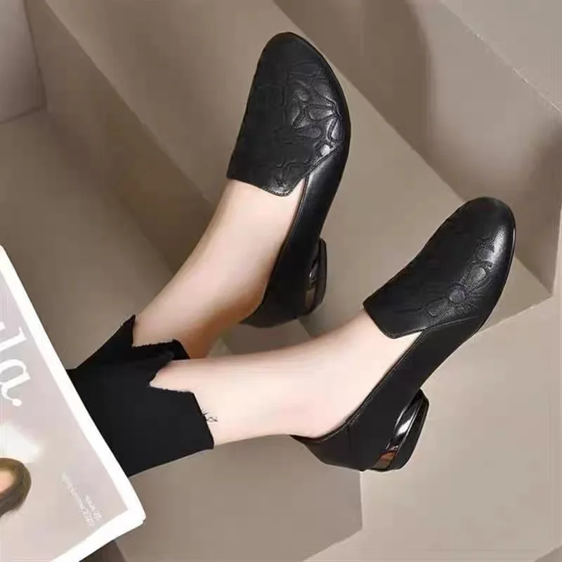 Comfortable Embroidered Leather Slip-On Shoes Soft Surface Mango Head Style for Middle-Aged And Elderly People Fashionable Fl...