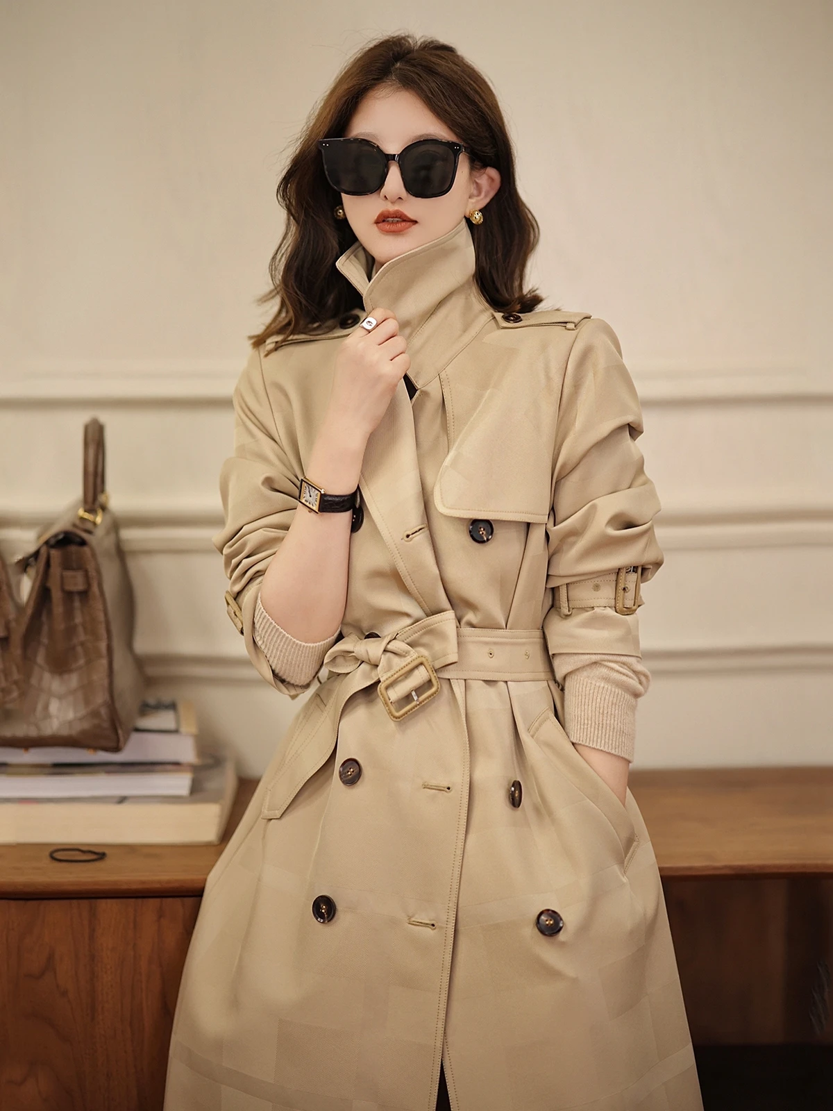 

Модный новый осенний топ-ветровка с открытыми плечами для женщин, однотонный, из полиэстера, на двух пуговицах, длинный плащ для повседневной носки