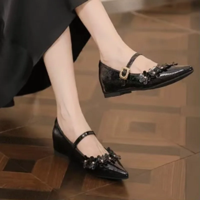 أحذية ماري جين النسائية المزهرة بمقدمة مدببة صنادل مسطحة لصيف 2025 أحذية ذات علامة تجارية فاخرة فستان أنيق Sandalias الضحلة