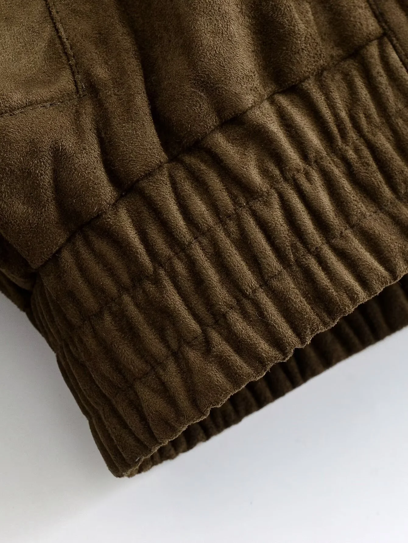 سترة نسائية شتوية جديدة لعام 2025 عصرية وبسيطة قابلة للفصل وياقة من الفرو وأكمام طويلة وكتلة ألوان من الفرو الصناعي