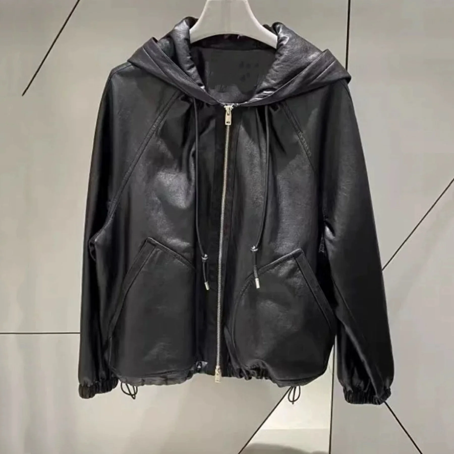 Wysokiej jakości kurtka z kapturem, luźny krój, uniwersalna, skórzana, olejowana, modna i wygodna dla kobiet.