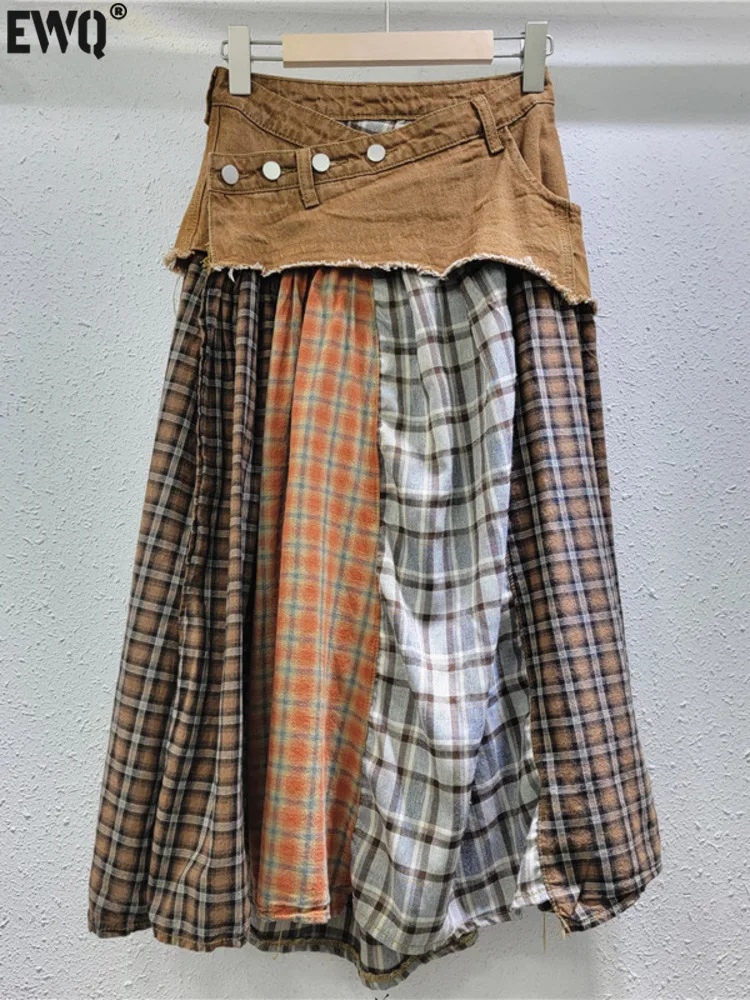 [EWQ] Highstreet Cool Style Splicing Plaid Denim Button Skirt Contrasting Color Loose Women Skirts 2025 Spring New Tide 16O4171