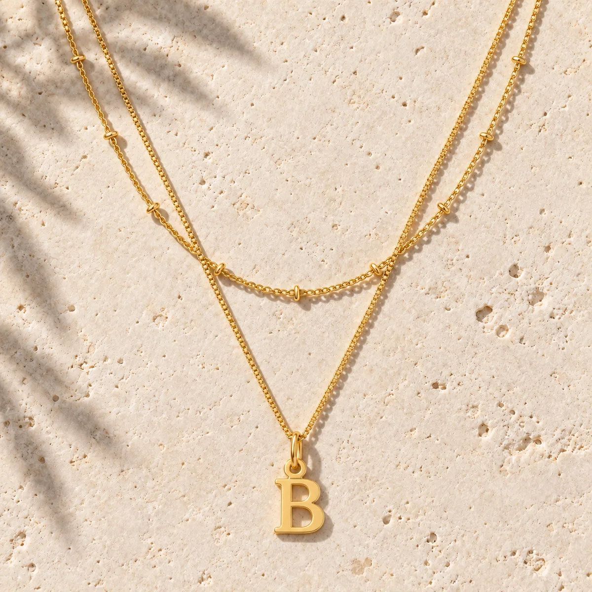 Initial-Charm Doppelschichtige Vergoldete Buchstabenkette für Damen und Herren mit Perlenkette und Box-Design für Casual-Outfits – Detail 4