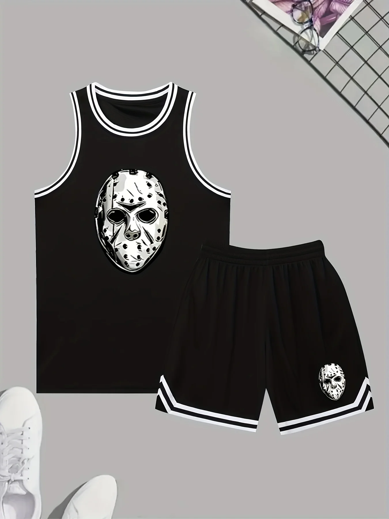 

Men's sportswear set, breathable and elastic fabric, suitable for both gym workouts and casual wear.