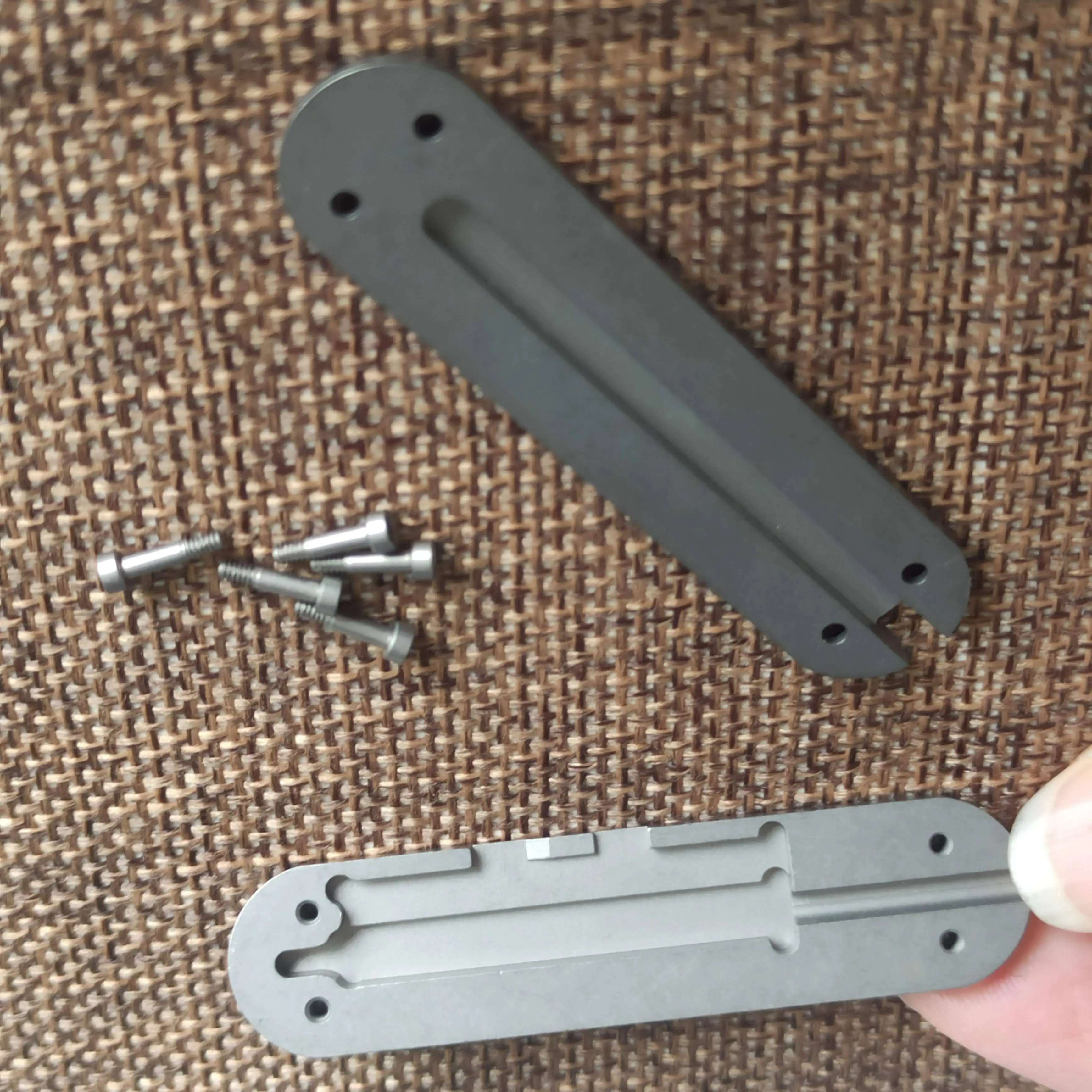 1 Paar TC4 Titan-Griffschalen mit Stiftschlitz für 58 mm Victorinox Schweizer Taschenmesser, DIY-Ersatzzubehör