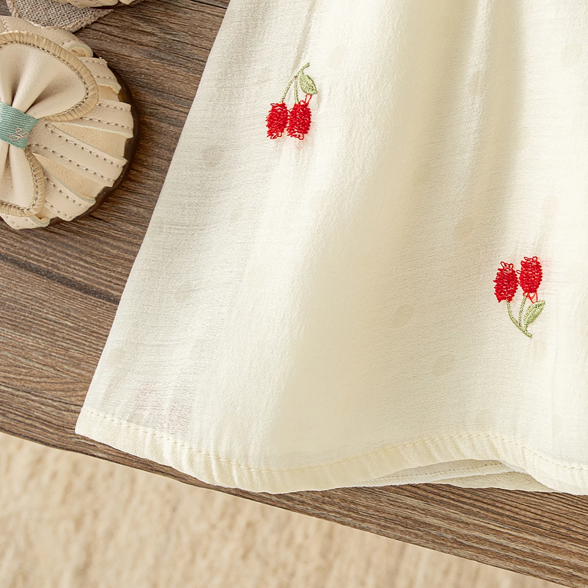 Sommerliches Baumwollkleid für Babymädchen mit Kirschen, Koreanischer Stil, Niedliches Beige Kleid mit Puppenkragen und Erdbeermotiv für Kleinkinder – Detail 9