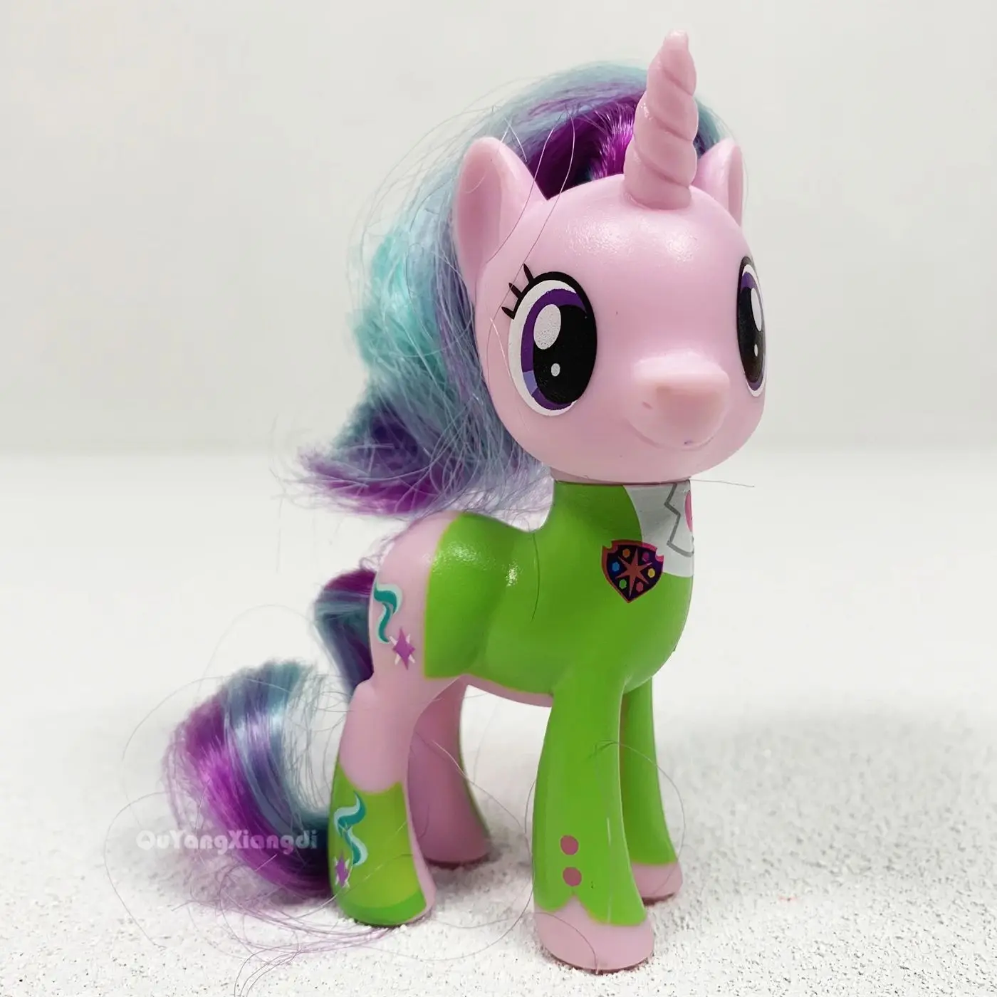 P8-147 Actionfiguren 8 cm kleines süßes Pferd Modellpuppe purpurrote Rüstung Starlight Glimmer Spielzeug für Kinder