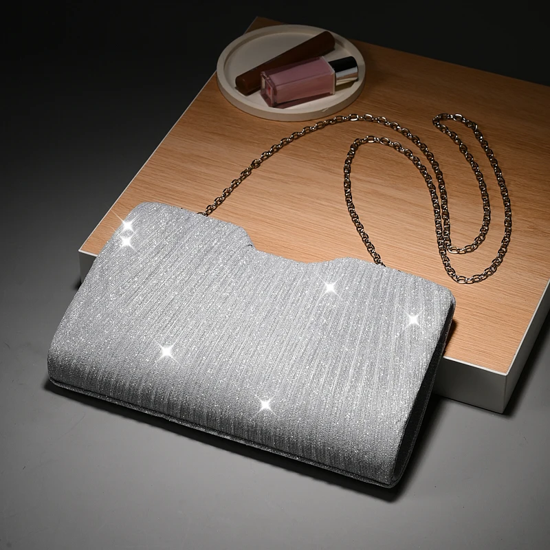 Luxuriöse, leicht verzierte Abendtasche mit vertikalen Falten und Pailletten, mit Metallkette, als Umhängetasche für Verlobungspartys, passend zu festlichen Kleidern. – Detail 3