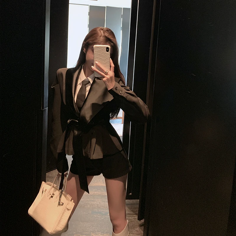 

Уникальный женский костюм-двойка Good Morning Fan Fan: модный свободный пиджак и брюки из атласа с дизайнерскими вставками для весны и осени