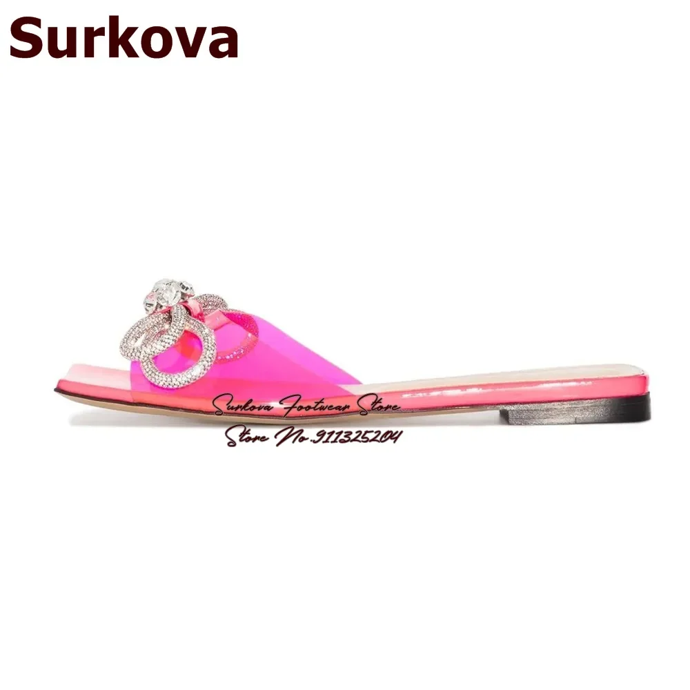 Surkova Ciabatte piatte in PVC trasparente rosa caldo Punta quadrata Pantofole moderne con nodo a farfalla in cristallo argento Scarpe da spiaggia lucide slip-on