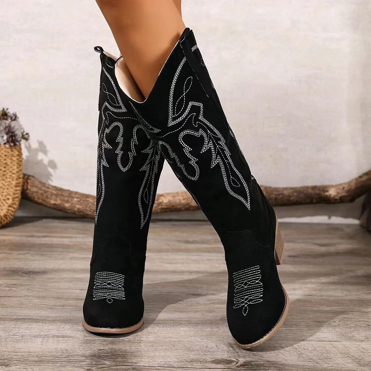 

2025 New style European and American embroidery, retro European and American style, large-sized fashionable sleeve high boots fo