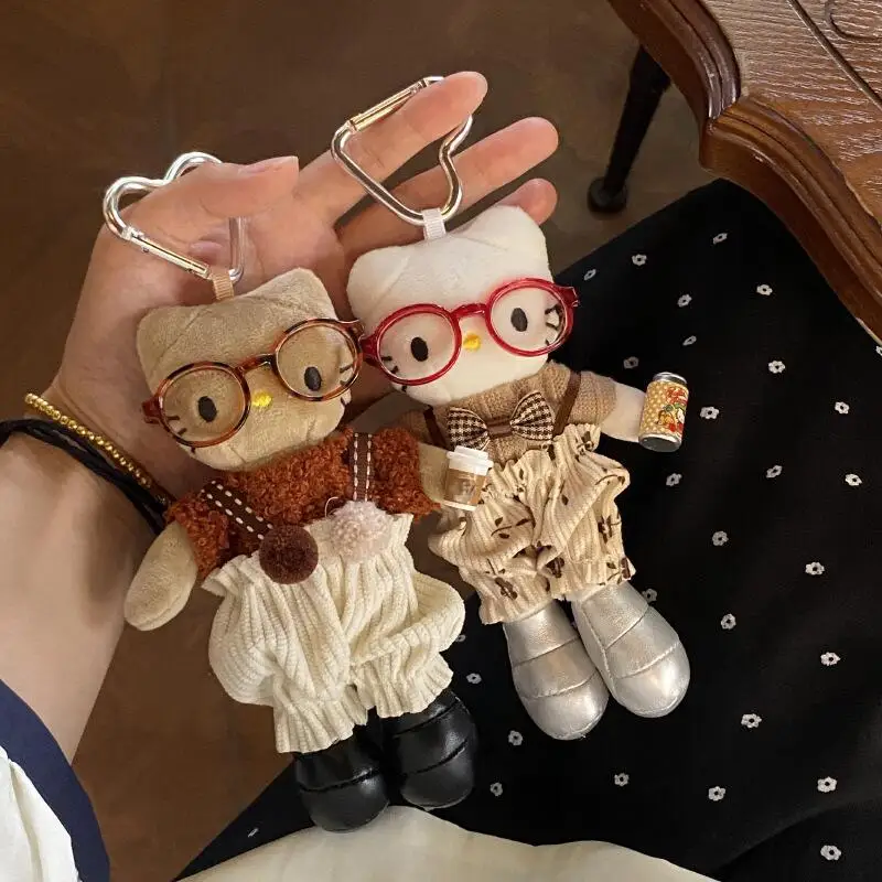 Sanrio salopette pour Hello Kitty porte-clés en peluche dessin animé lunettes créatives portant une poupée à longues jambes sac à dos fermeture éclair pendentif décoration
