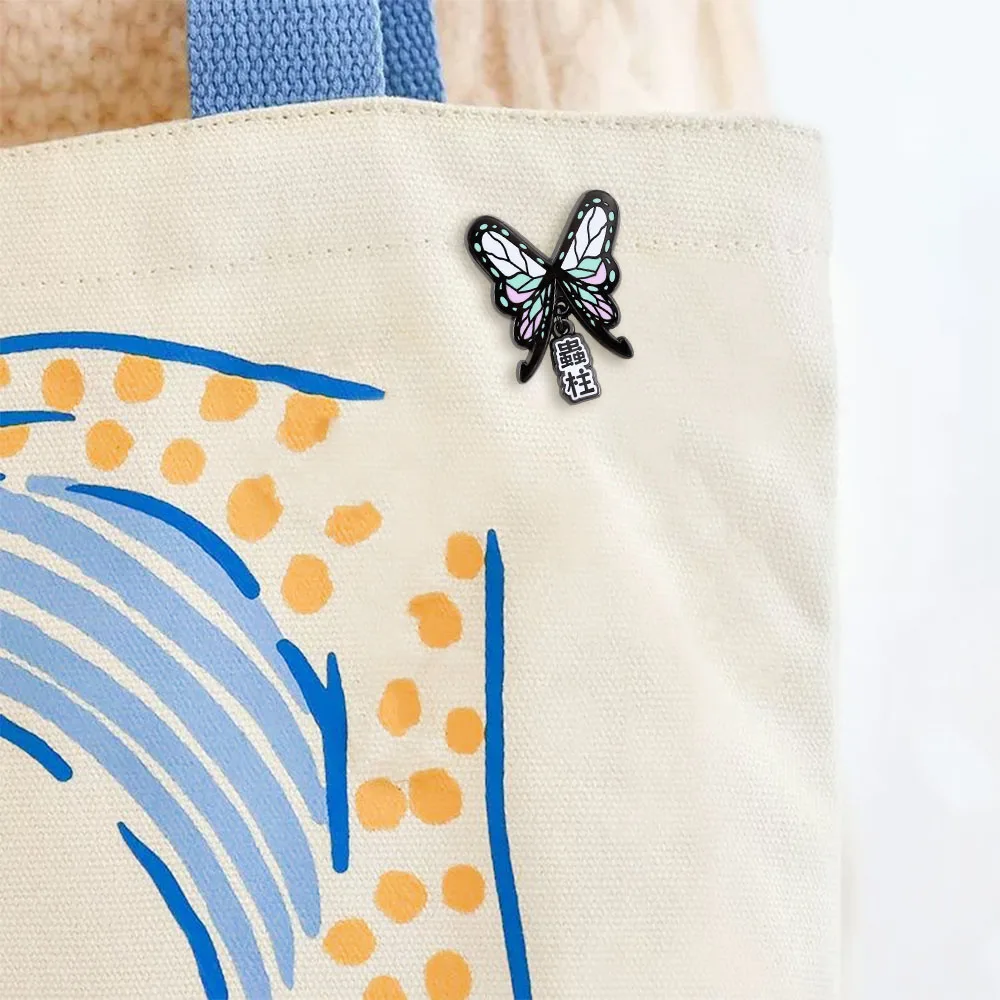 Insekten-Hashira Schmetterling Emaille-Pin Anime Kochou Shinobu Anhänger Brosche für Rucksack Kleidung Geschenk – Detail 5