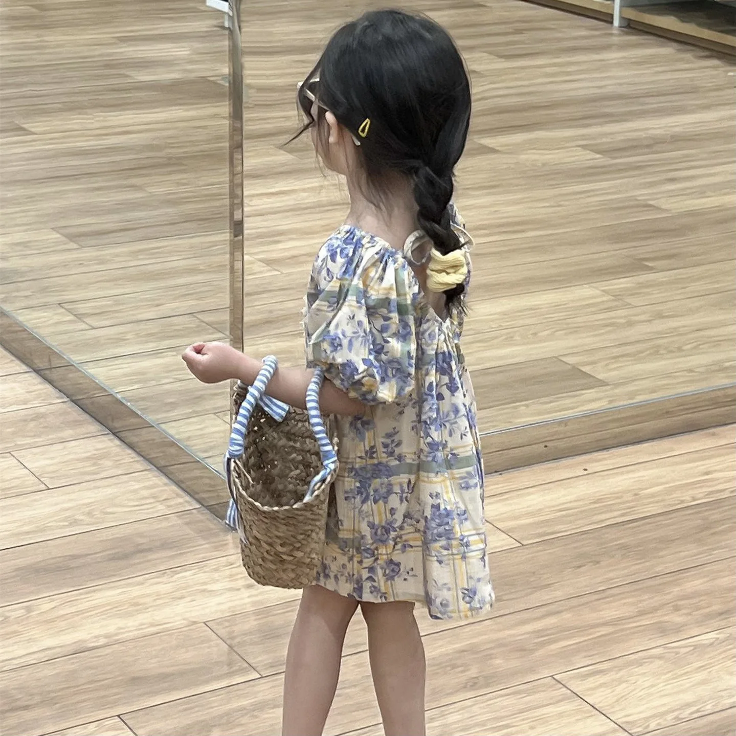 

Платье для девочек, новинка 2024, летняя детская одежда в Корейском стиле, клетчатое цветочное кружевное платье с пузырьковым рукавом и коротким рукавом