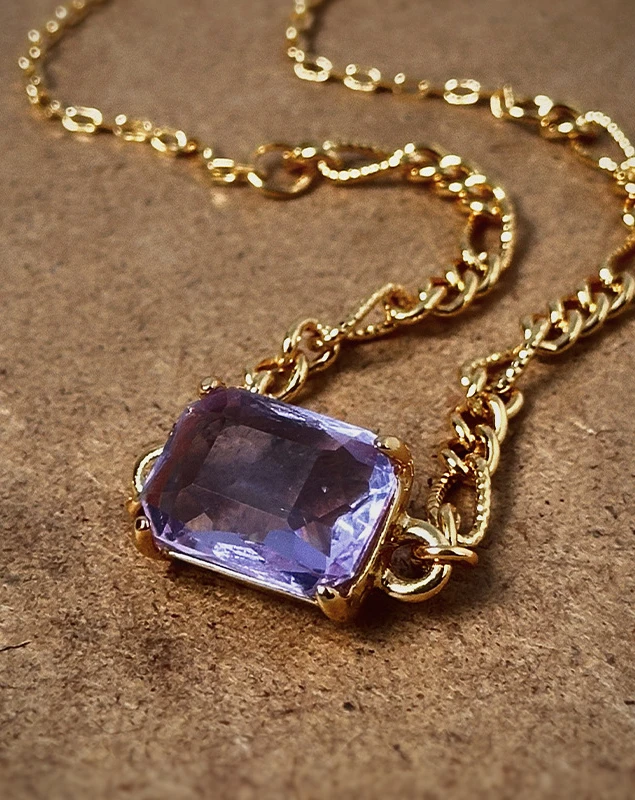 

Retro simple wind hollow chain splicing quadrilateral purple zircon pendant high-end design necklace female