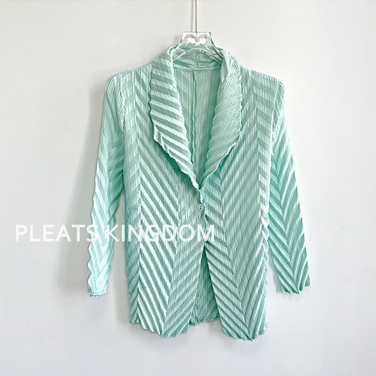 Miyake Plissierte Einfarbige Herbst-Damenjacke, Schlanke Urbane Blazer für Pendler, Herbst 2024 Neu – Detail 10