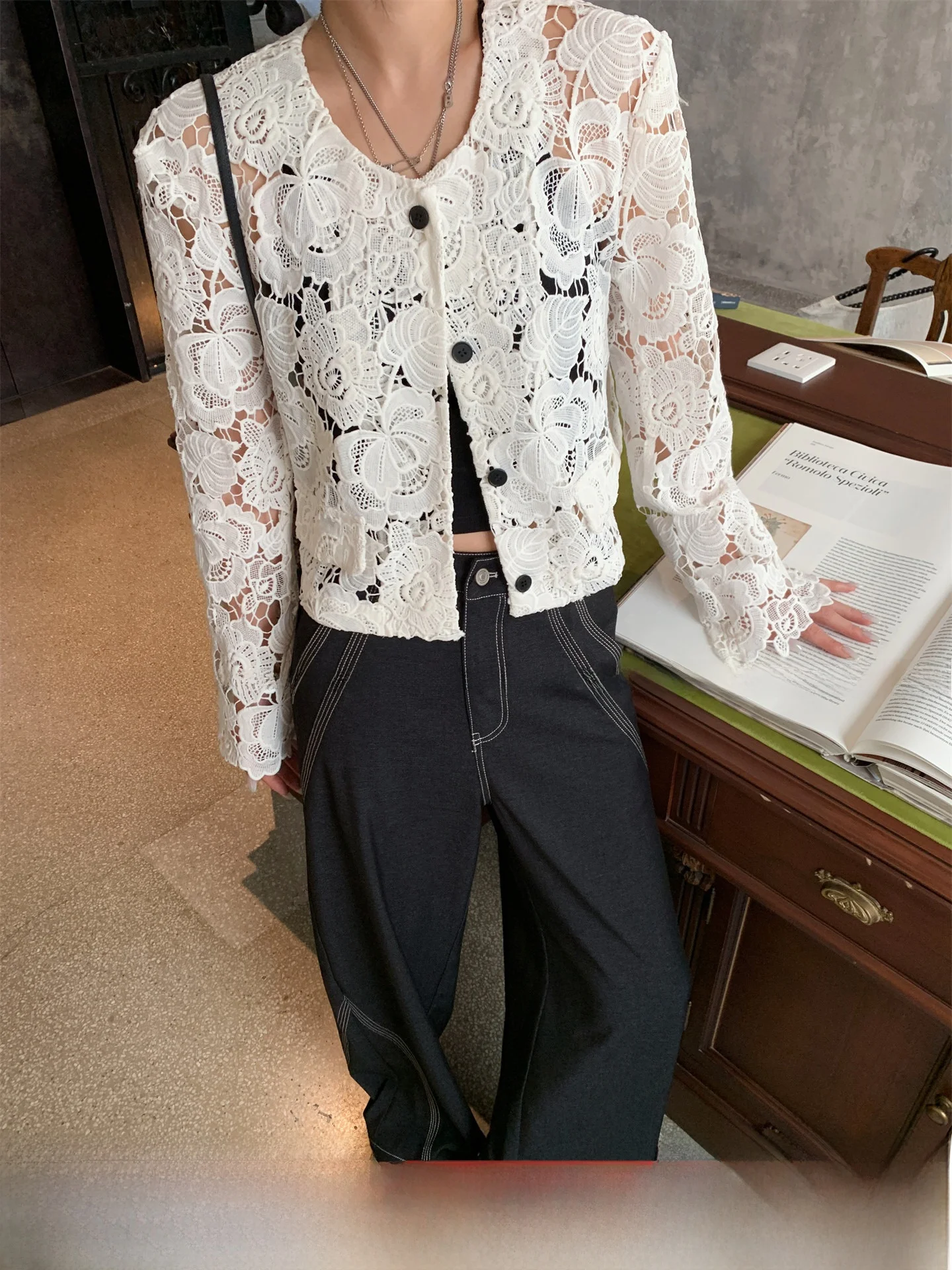 

Женский костюм GV с вырезами в виде роз, дышащий, комфортный, осенний, новый, повседневный, для работы, с круглым вырезом, короткий рукав, L...