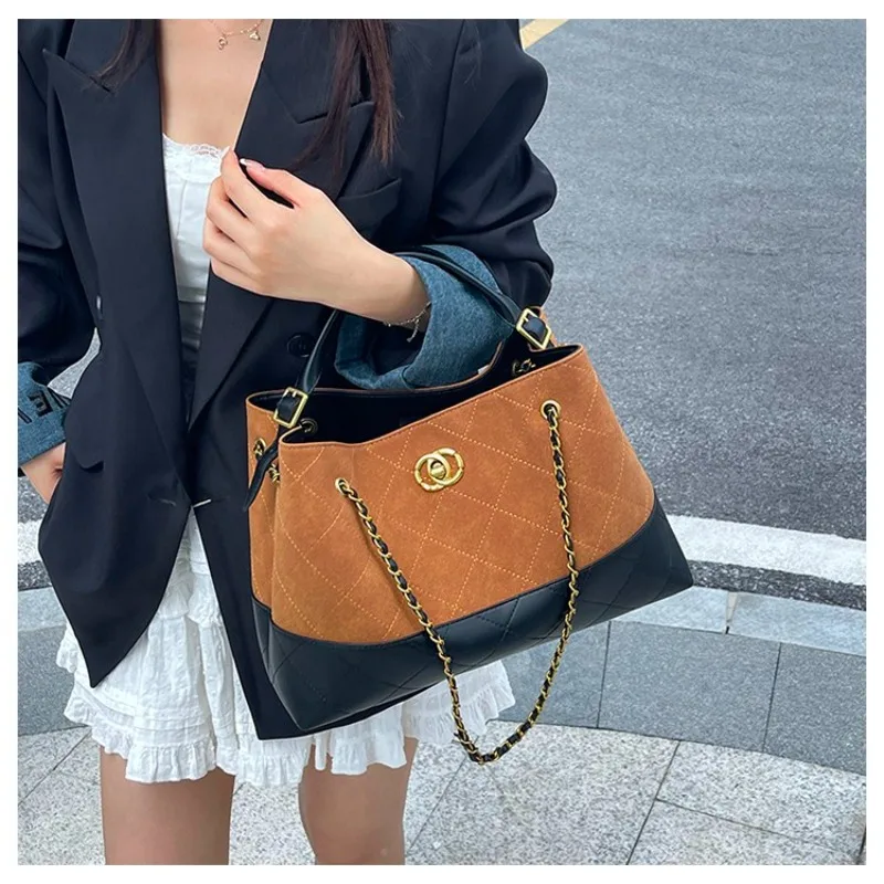 

Уникальный кожаный мини-клатч для показа мод с модной отделкой в парижском стиле и элитной роскошкой