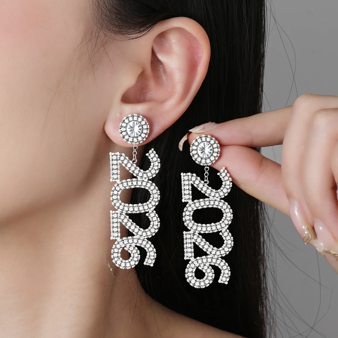 Luxuriöse Strass-Ohrringe mit Jahreszahl 2026-Anhänger, Weihnachtsschmuck für Frauen, Hochzeit, Kristall-Buchstaben-Tropfen-Ohrringe