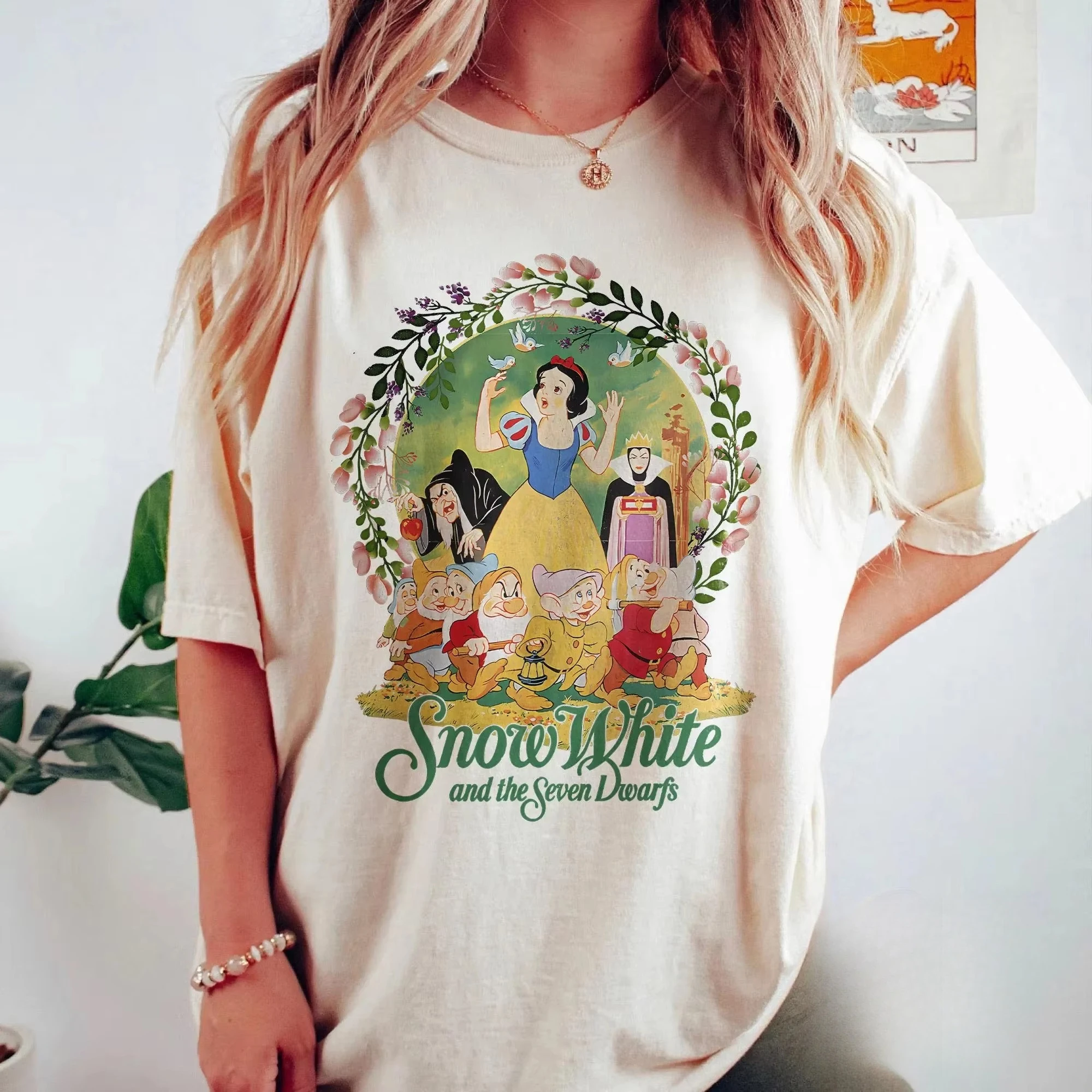 

Футболка с классическим постером и узором в виде гирлянды в стиле ретро 90-х годов с изображением группы Диснеевских героев из Сказки о Белоснежке, унисекс, семейный подарок на день рождения