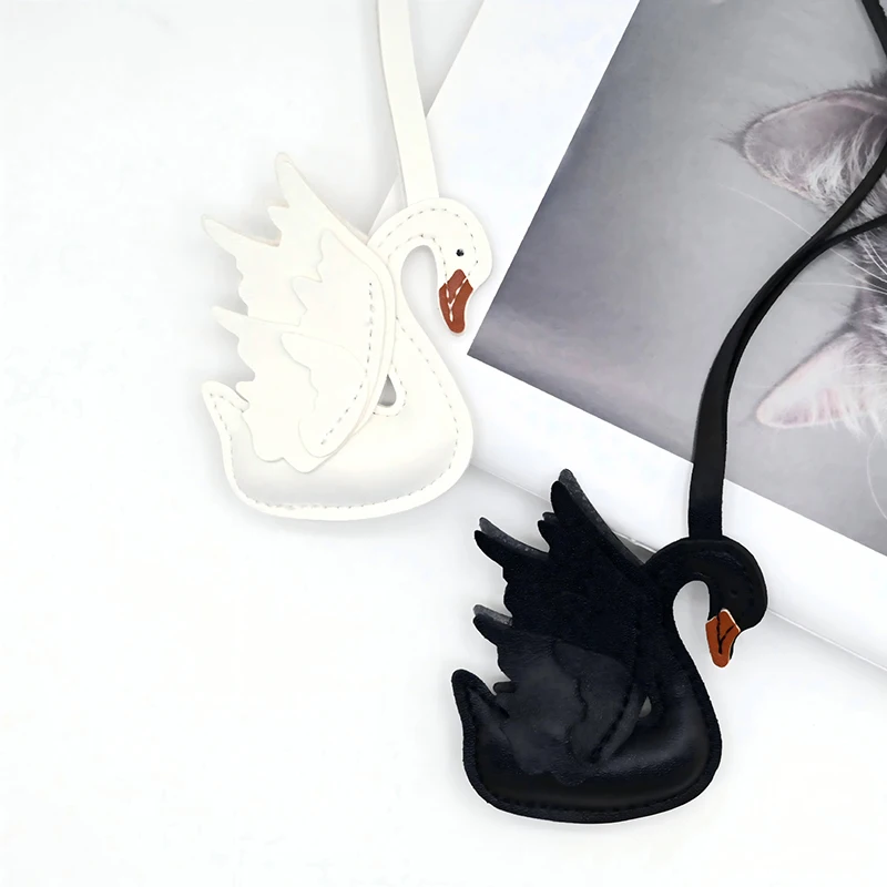 Handgefertigter PU-Leder Schwarz-Weißer Schwanen-Paar-Schlüsselanhänger Geschenk Niedliche Dekoration Geeignet für Taschenanhänger-Zubehör – Detail 3