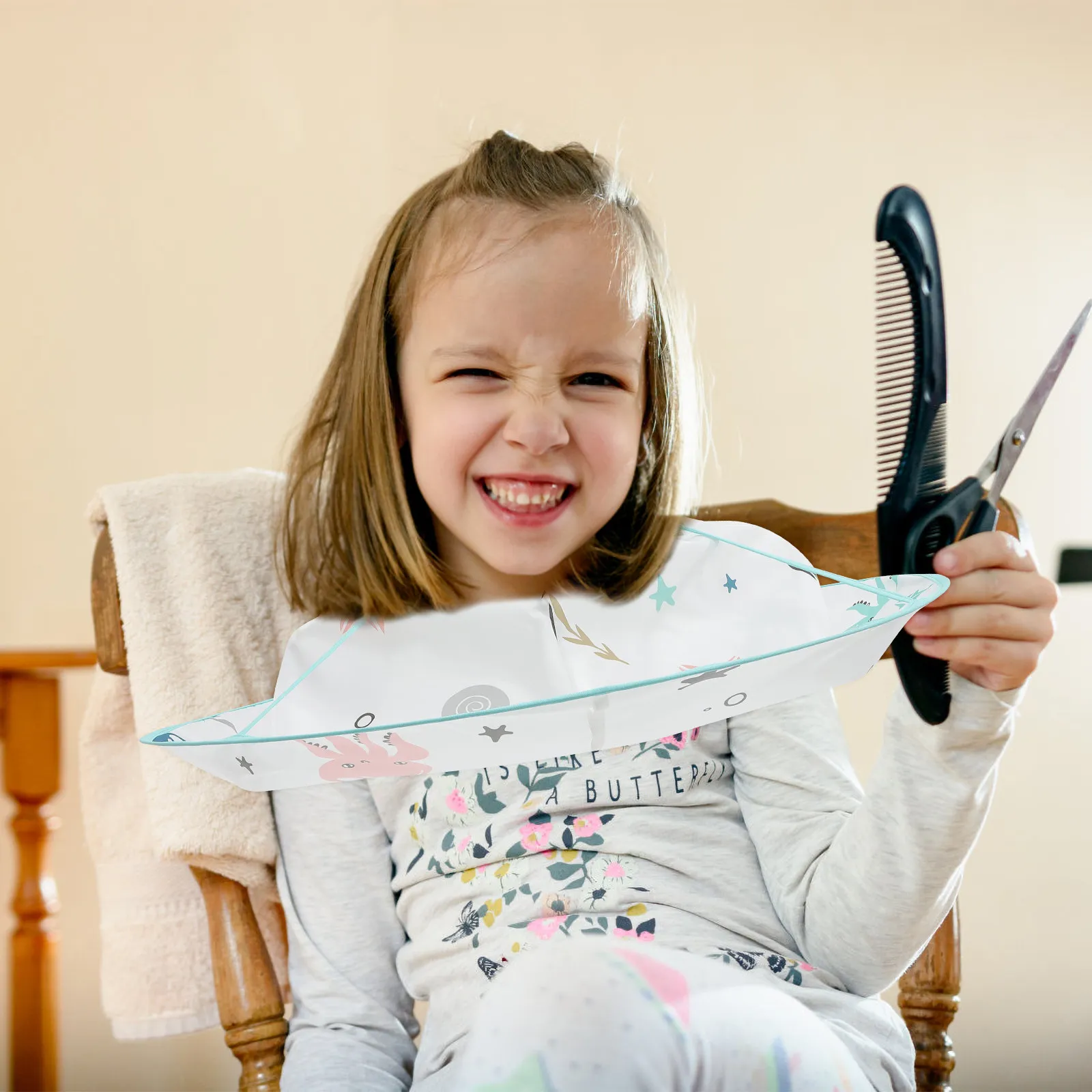 

Накидка для стрижки волос для детей, складная, унисекс, с мультяшным рисунком, из полиэстера, для детских парикмахерских нужд