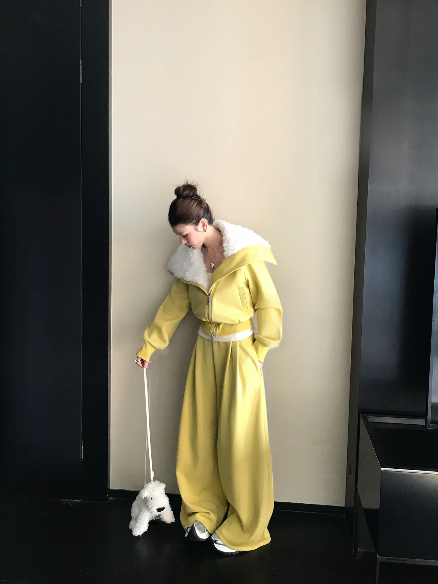 

Женский комплект LIONE: толстовка на флисовой подкладке и широкие спортивные брюки, повседневный костюм из двух предметов, зимняя мода