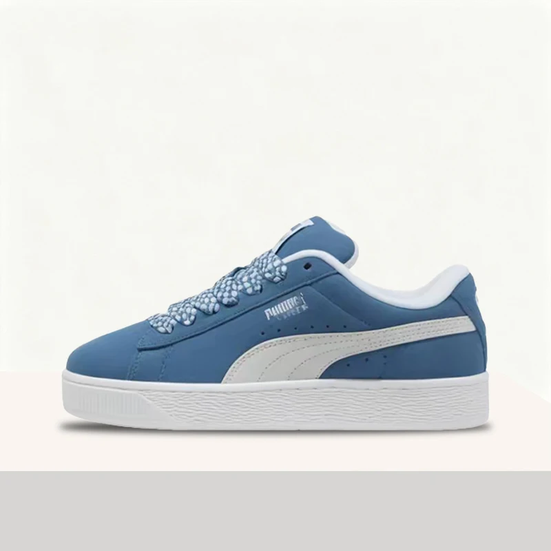 

Женские низкие кроссовки Puma Suede Classic: легкие, прочные, с амортизацией, поддержкой и защитой от скольжения – сине-белые 398310-01